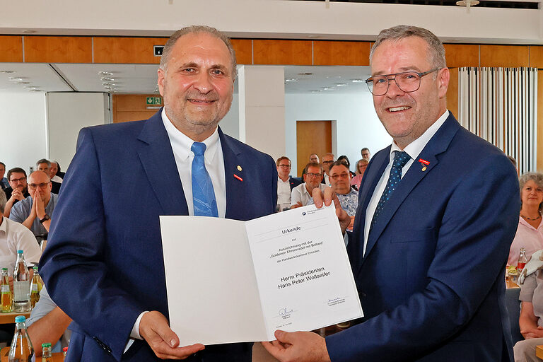 Besondere Auszeichnung für Präsident Hans Peter Wollseifer (l.): Jörg Dittrich (r.), sein Nachfolger im Ehrenamt als Präsident des Zentralverbandes des Deutschen Handwerks, überreichte ihm die Goldene Ehrennadel mit Brillant der Handwerkskammer Dresden