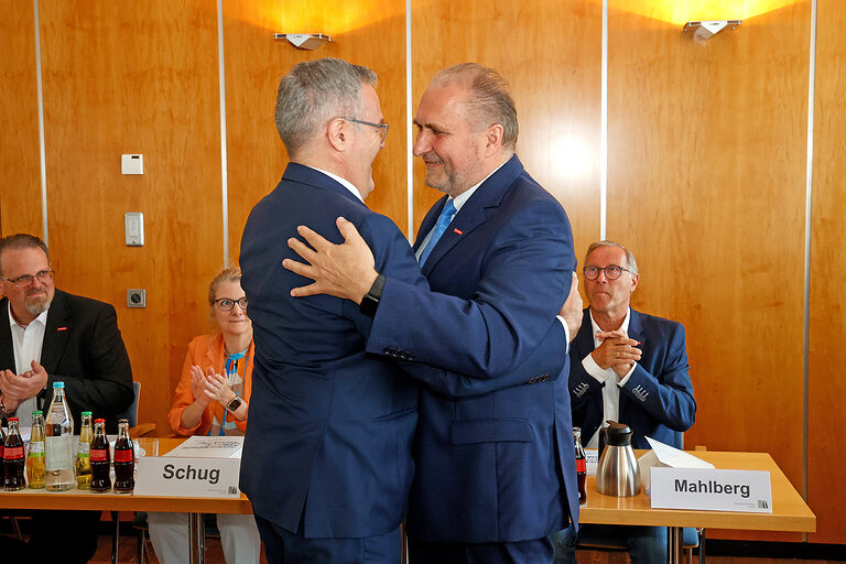 Jörg Dittrich, Präsident des Zentralverbands des Deutschen Handwerks (ZDH) und der Handwerkskammer Dresden, gratuliert Hans Peter Wollseifer, Präsident der Handwerkskammer zu Köln (von links)