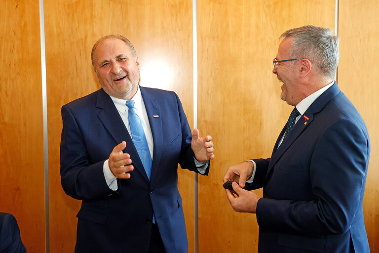 Große Freude: Hans Peter Wollseifer, Präsident der Handwerkskammer zu Köln, erhielt die Goldene Ehrennadel mit Brillant der Handwerkskammer Dresden von Jörg Dittrich, der zugleich Präsident des Zentralverbands des Deutschen Handwerks (ZDH) ist (von links)